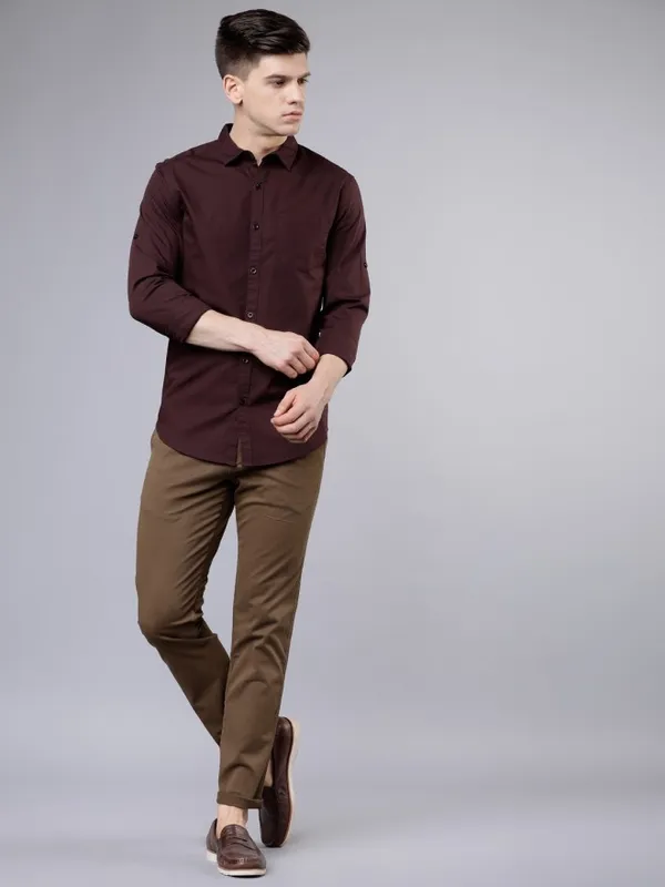  Highlander Men Brown Solid Slim Fit Casual Shirts