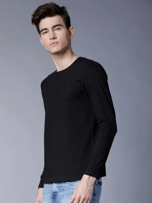  Highlander Men Black Solid Round Neck T-Shirts