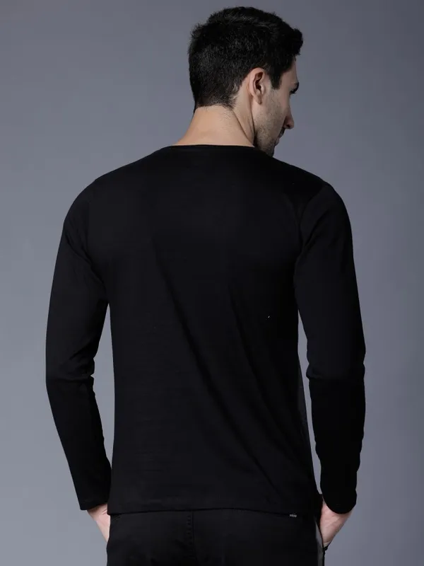  Highlander Men Black Colourblocked Round Neck T-Shirts