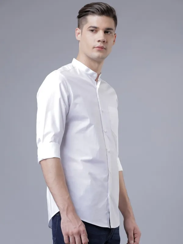  Highlander Men White Solid Slim Fit Casual Shirts