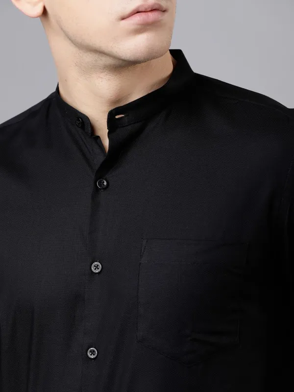  Highlander Men Black Solid Slim Fit Casual Shirts