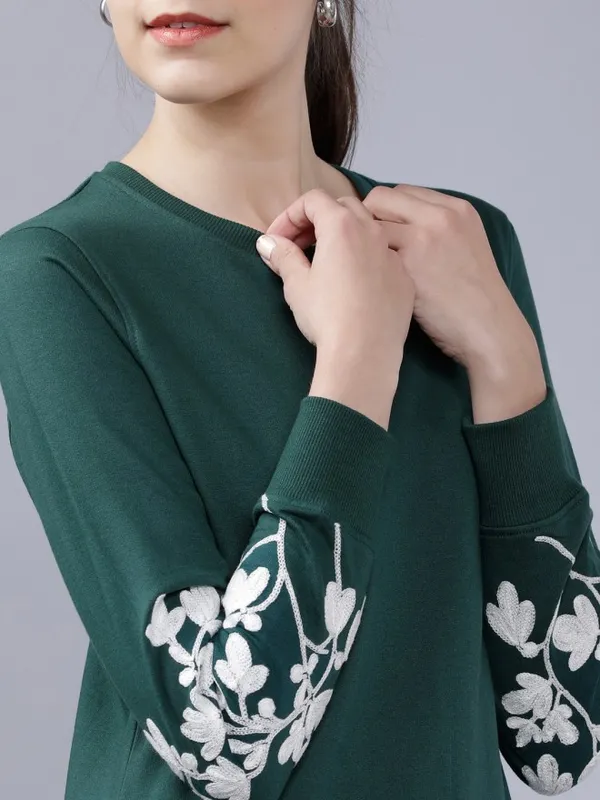  Tokyo Talkies Women Green Solid Pullover Sweatshirts