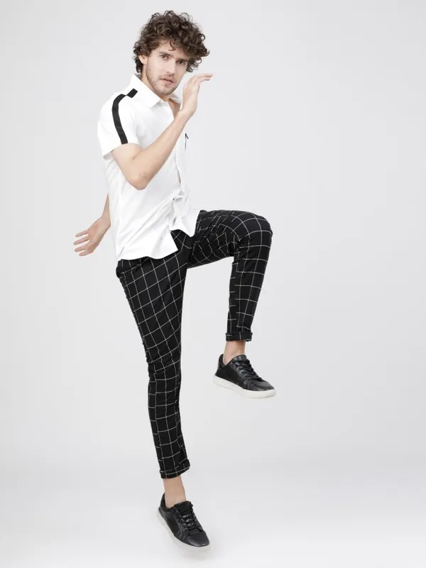  Highlander Men Grey Slim Fit Checked Casual Trousers