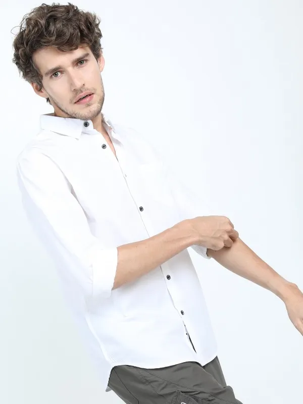 Locomotive Men White Printed Slim Fit Casual Shirts