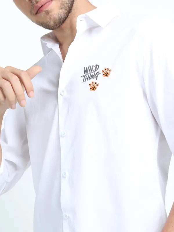  Highlander Men White Printed Slim Fit Casual Shirts