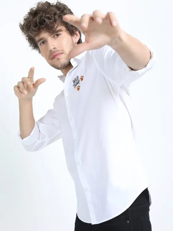  Highlander Men White Printed Slim Fit Casual Shirts