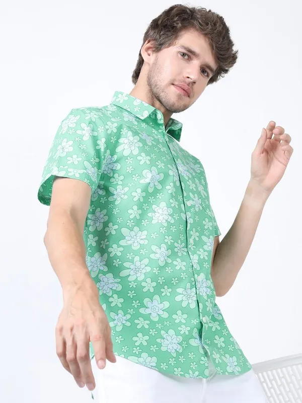  Highlander Men Green Printed Slim Fit Casual Shirts