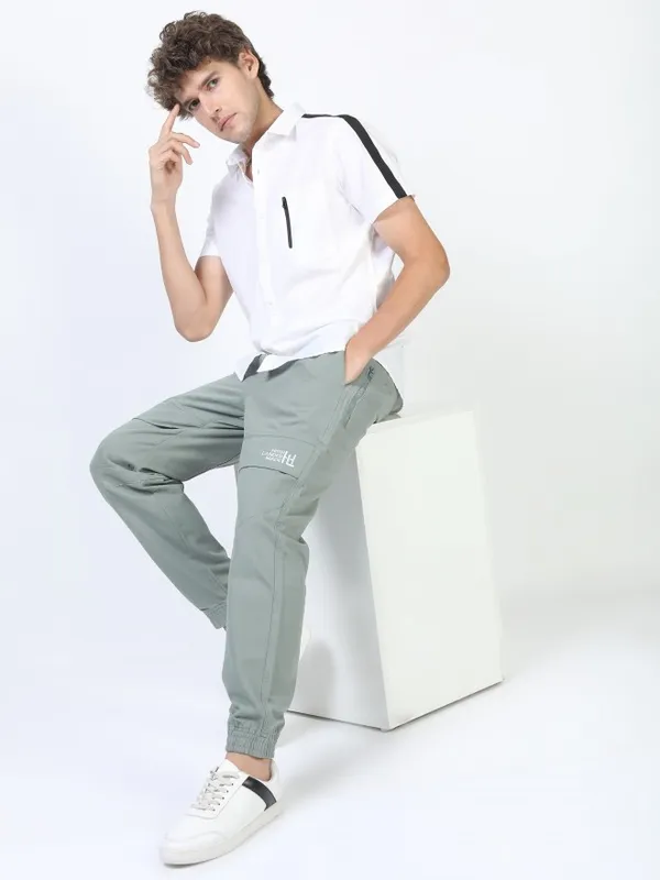  Highlander Men Grey Regular Fit Solid Casual Trousers