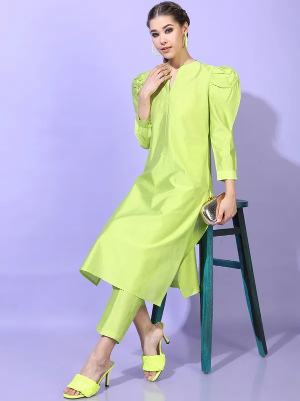  Vishudh Women Green Solid Kurta Sets