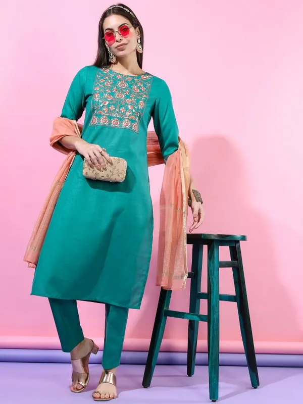  Vishudh Women Green Embroidered Kurta Sets