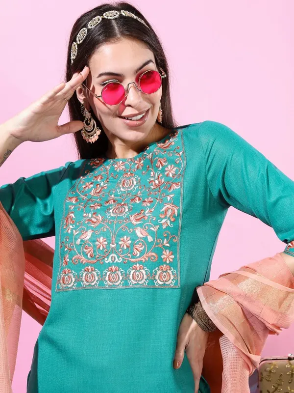  Vishudh Women Green Embroidered Kurta Sets