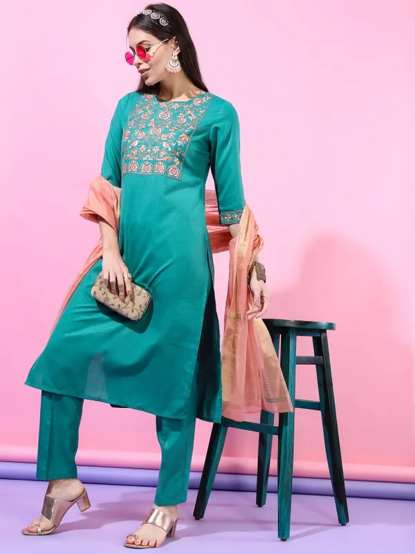  Vishudh Women Green Embroidered Kurta Sets