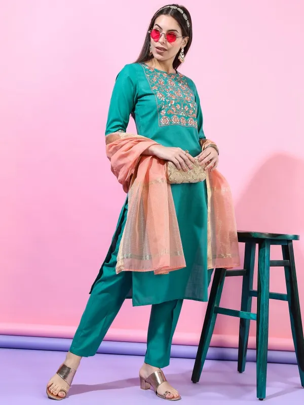  Vishudh Women Green Embroidered Kurta Sets