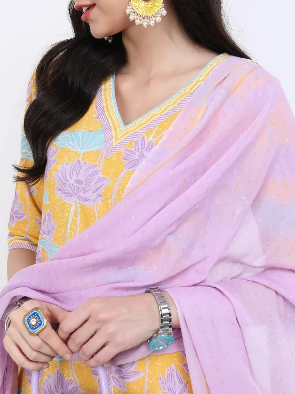  Vishudh Women Yellow Printed Kurta Sets
