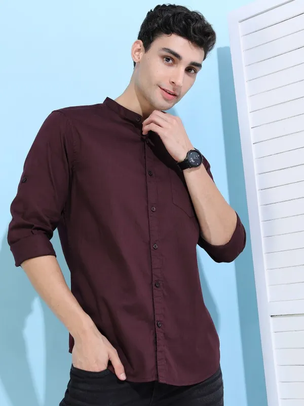 Highlander Men Brown Solid Slim Fit Casual Shirts
