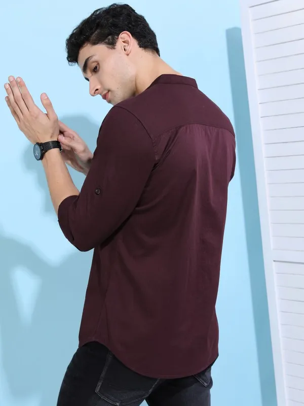  Highlander Men Brown Solid Slim Fit Casual Shirts