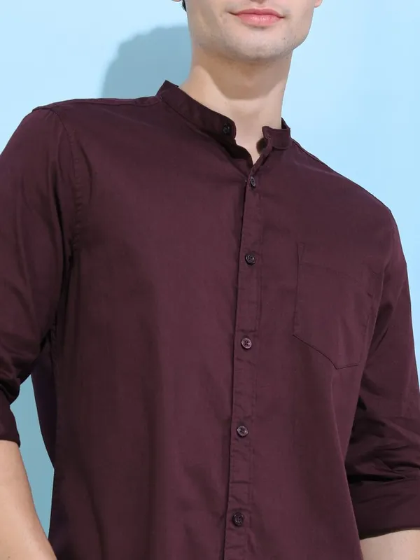  Highlander Men Brown Solid Slim Fit Casual Shirts