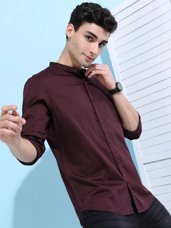  Highlander Men Brown Solid Slim Fit Casual Shirts