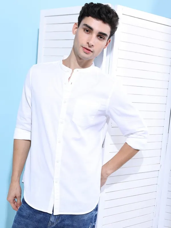  Highlander Men White Solid Slim Fit Casual Shirts