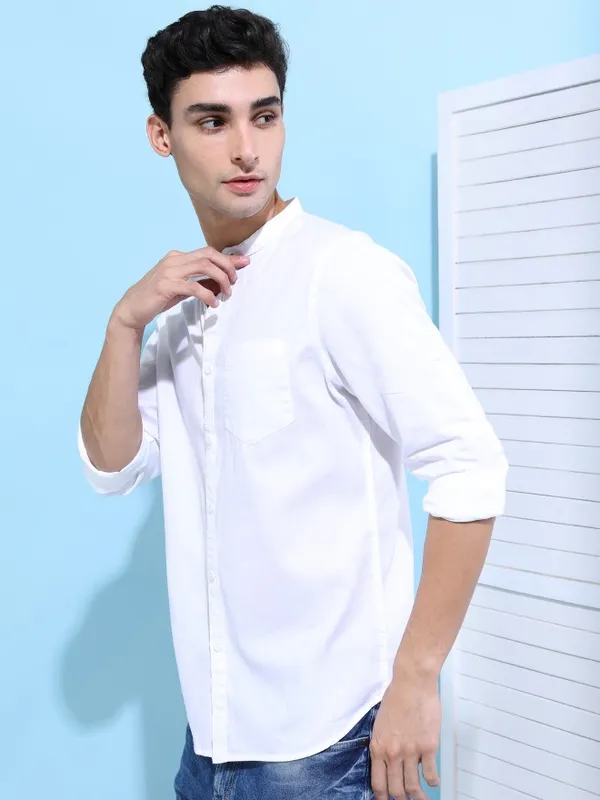  Highlander Men White Solid Slim Fit Casual Shirts