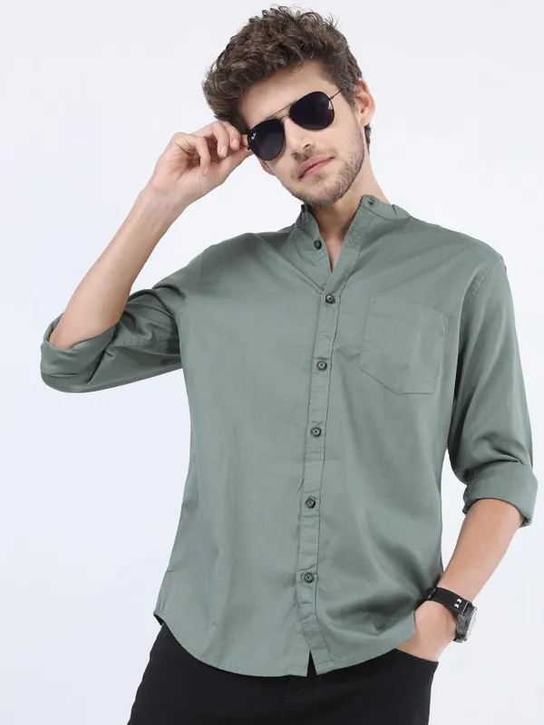 Highlander Men Green Solid Slim Fit Casual Shirt