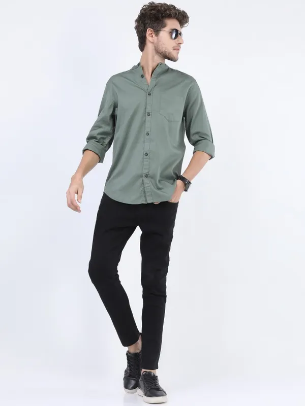Highlander Men Green Solid Slim Fit Casual Shirt