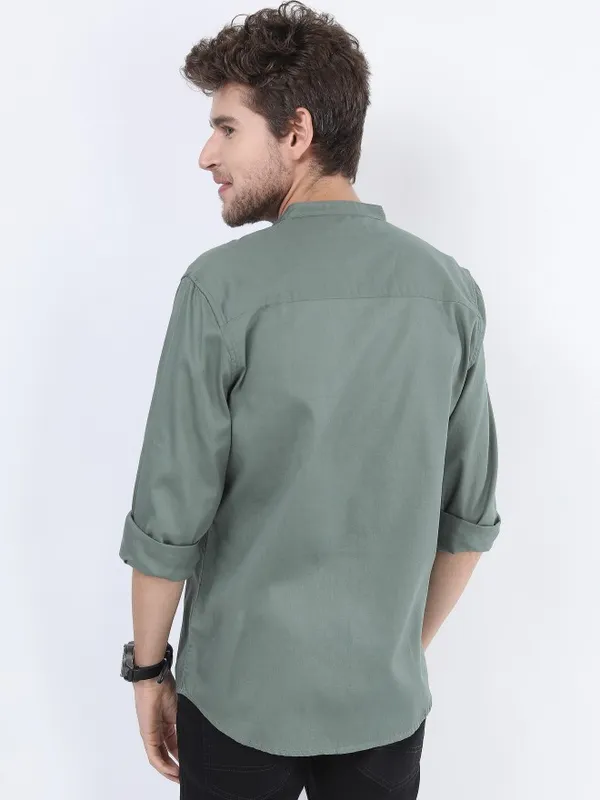 Highlander Men Green Solid Slim Fit Casual Shirt