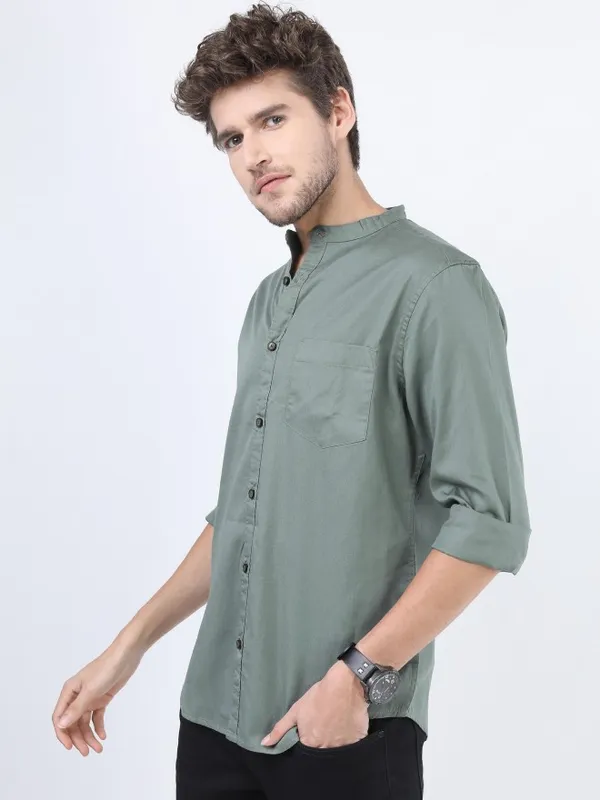 Highlander Men Green Solid Slim Fit Casual Shirt