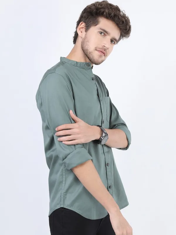 Highlander Men Green Solid Slim Fit Casual Shirt