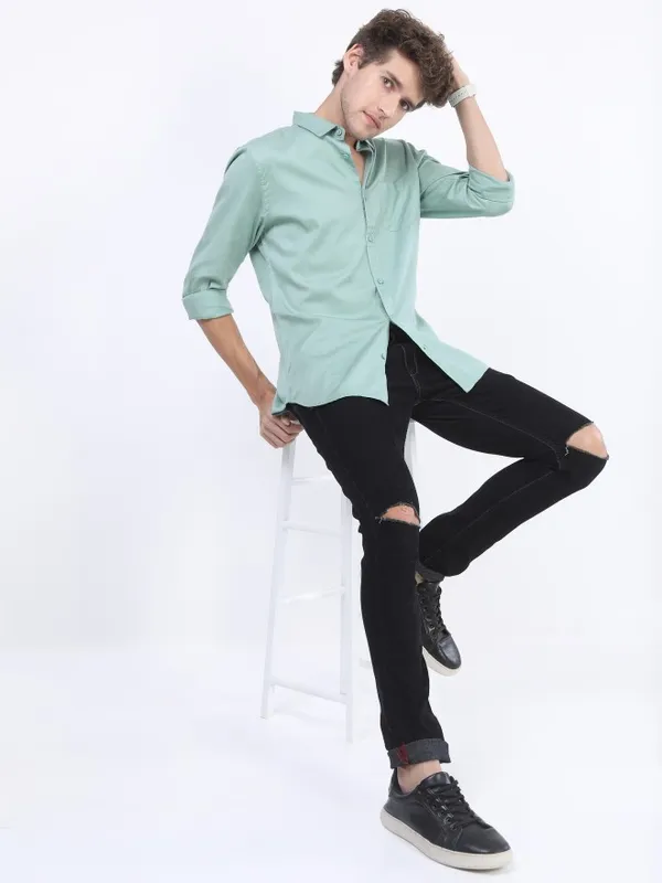  Highlander Men Blue Solid Slim Fit Casual Shirts