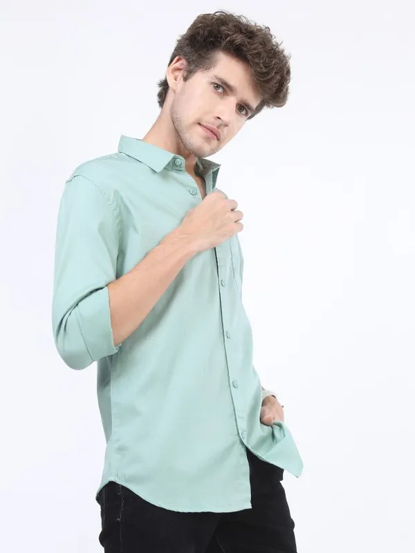  Highlander Men Blue Solid Slim Fit Casual Shirts