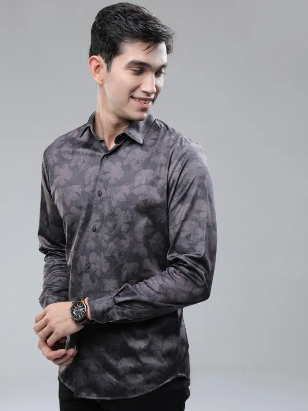  Highlander Men Brown Printed Slim Fit Casual Shirts