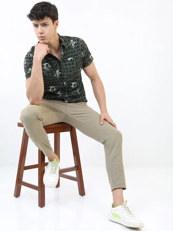  Highlander Men Grey Tapered Fit Solid Casual Trousers