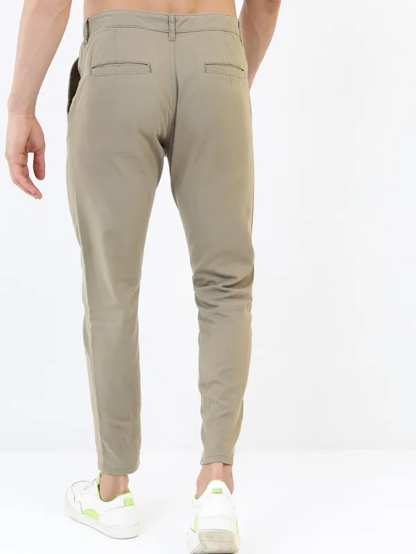  Highlander Men Grey Tapered Fit Solid Casual Trousers