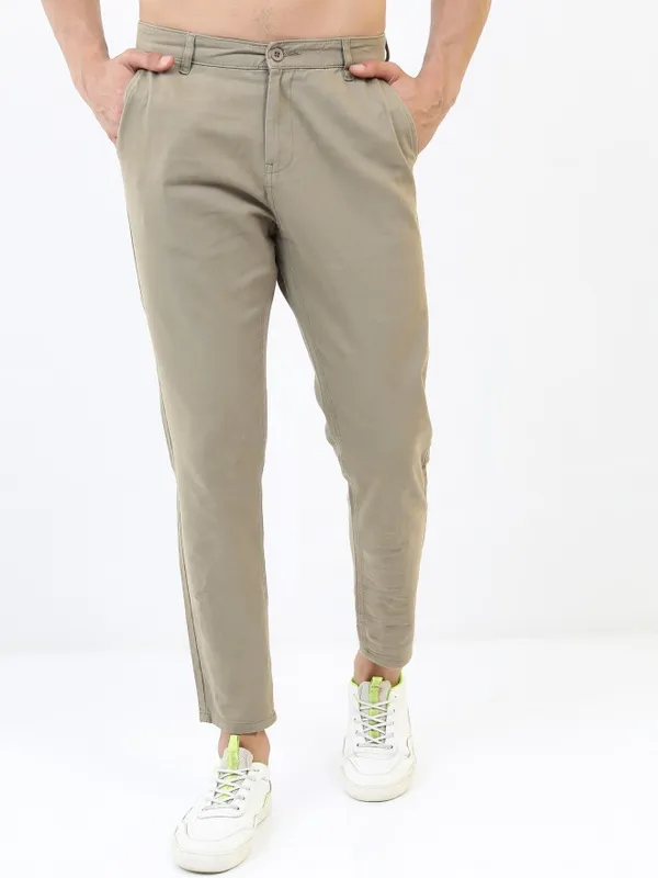  Highlander Men Grey Tapered Fit Solid Casual Trousers