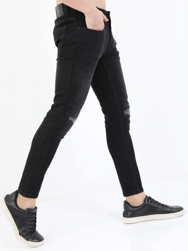 Highlander Men Black Tapered Fit Highly Distressed Jeans