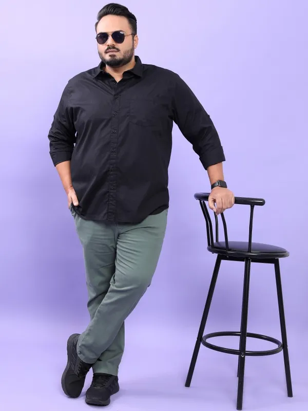  Highlander Men Green Regular Fit Solid Casual Trousers