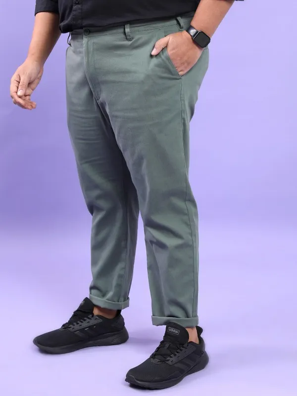  Highlander Men Green Regular Fit Solid Casual Trousers