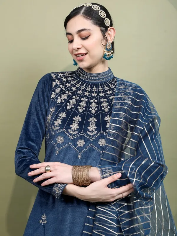  Vishudh Women Teal Printed Kurta Sets