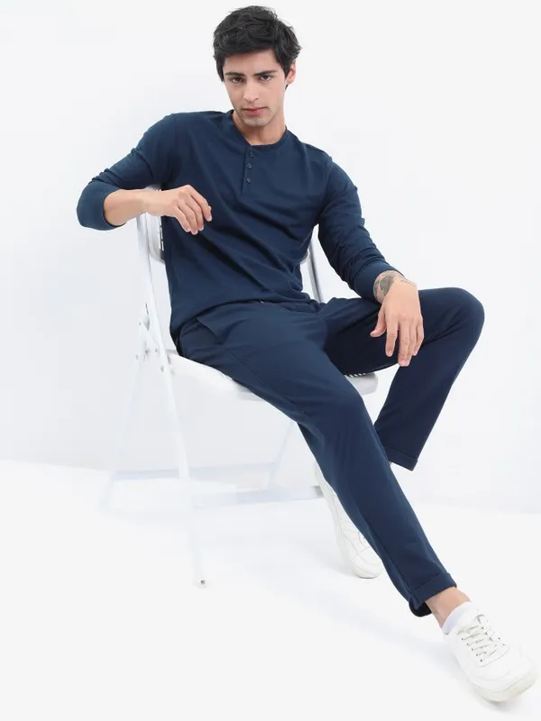 Men Solid Henley Neck T-shirt
