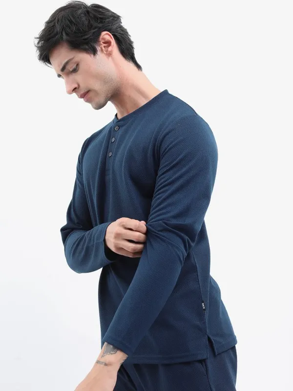 Men Solid Henley Neck T-shirt