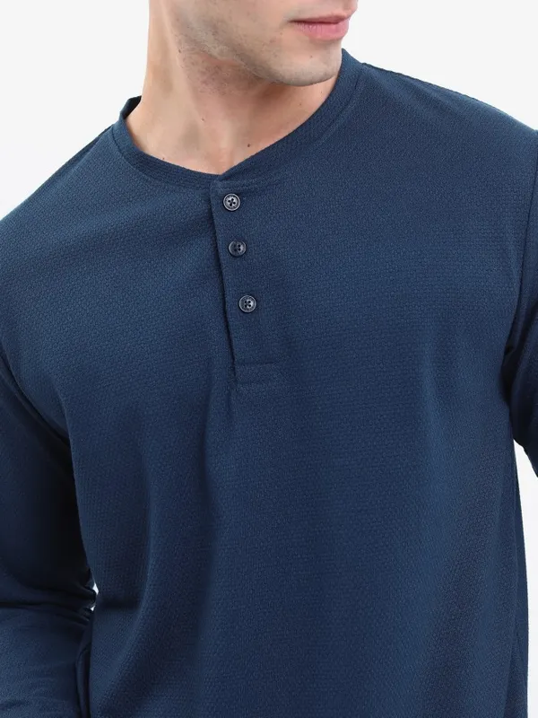 Men Solid Henley Neck T-shirt