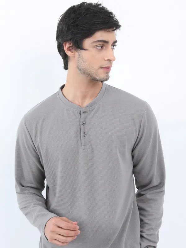 Men Solid Henley Neck T-shirt