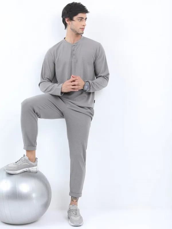 Men Solid Henley Neck T-shirt