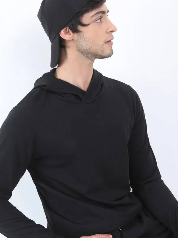  Highlander Men Black Solid Hood T-Shirts