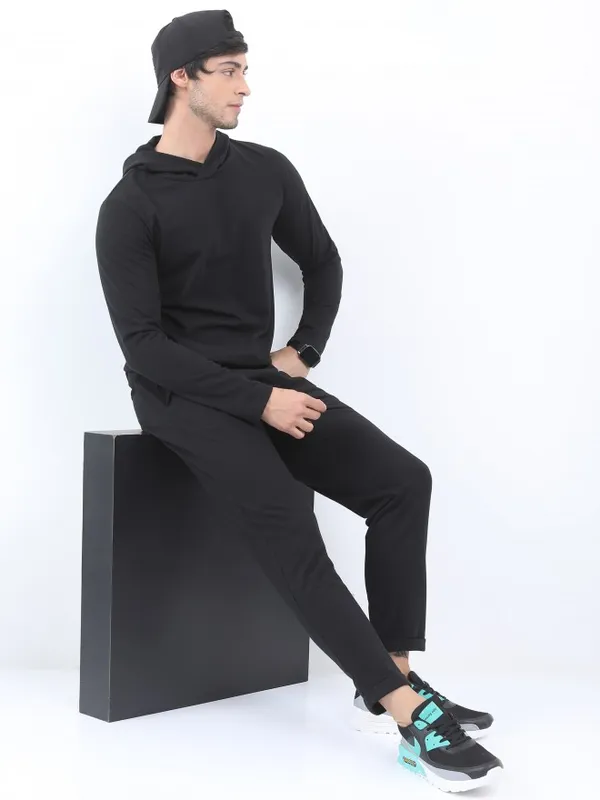  Highlander Men Black Solid Hood T-Shirts