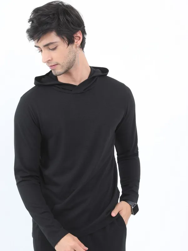  Highlander Men Black Solid Hood T-Shirts