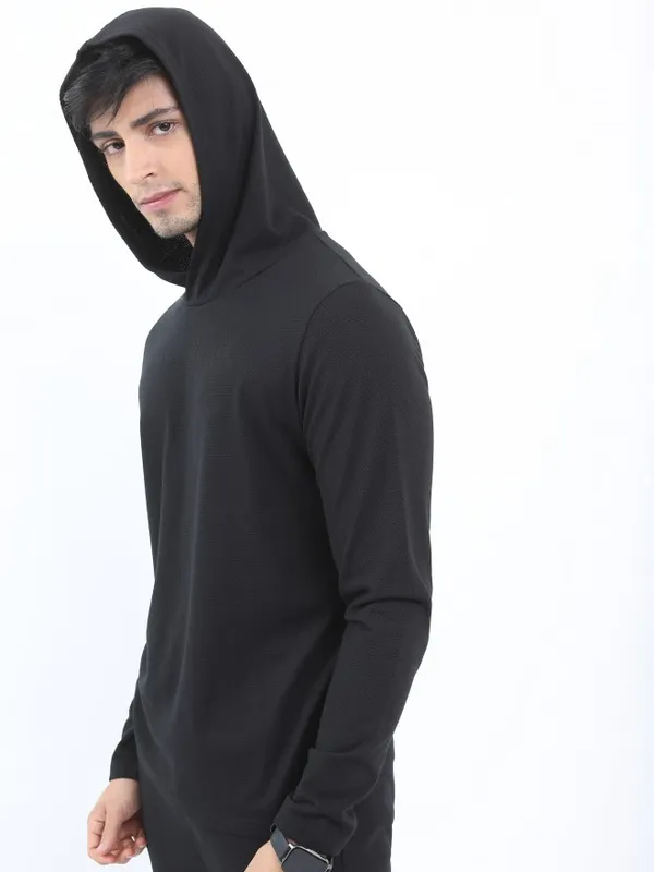  Highlander Men Black Solid Hood T-Shirts