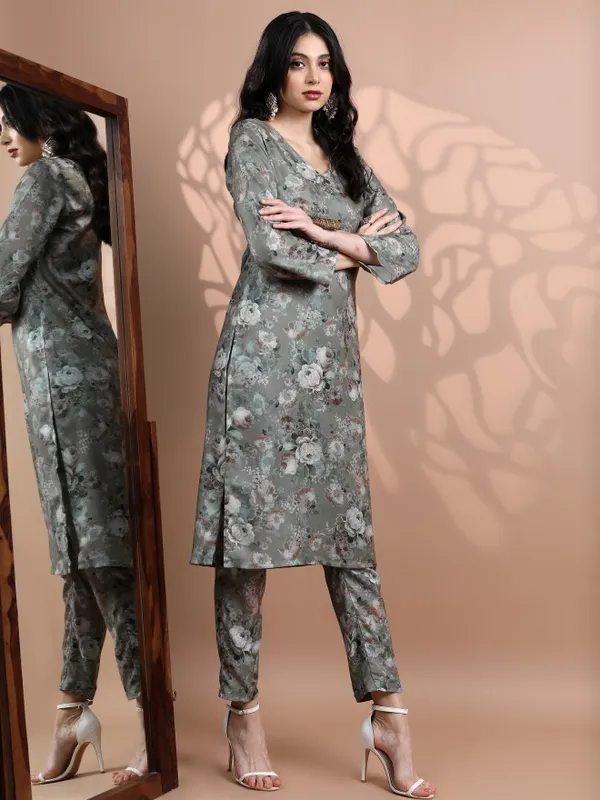  Vishudh Women Green Printed Kurta Sets