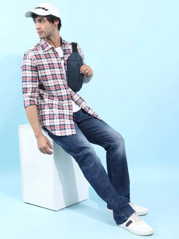  Highlander Men Red Checked Slim Fit Casual Shirts